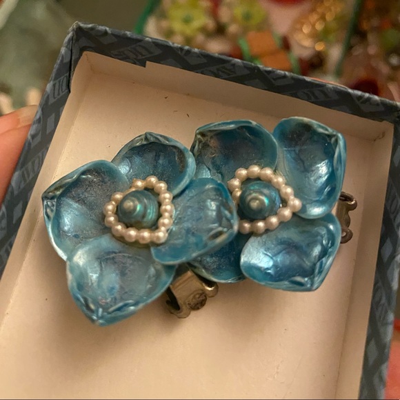 Love! Beautifully handmade:painted shell clip ons - Picture 4 of 7
